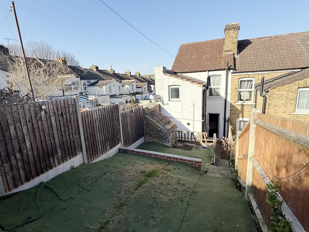 Lot: 27 - HOUSE IN NEED OF MODERNISATION - Rear view of house in need of refurbishment